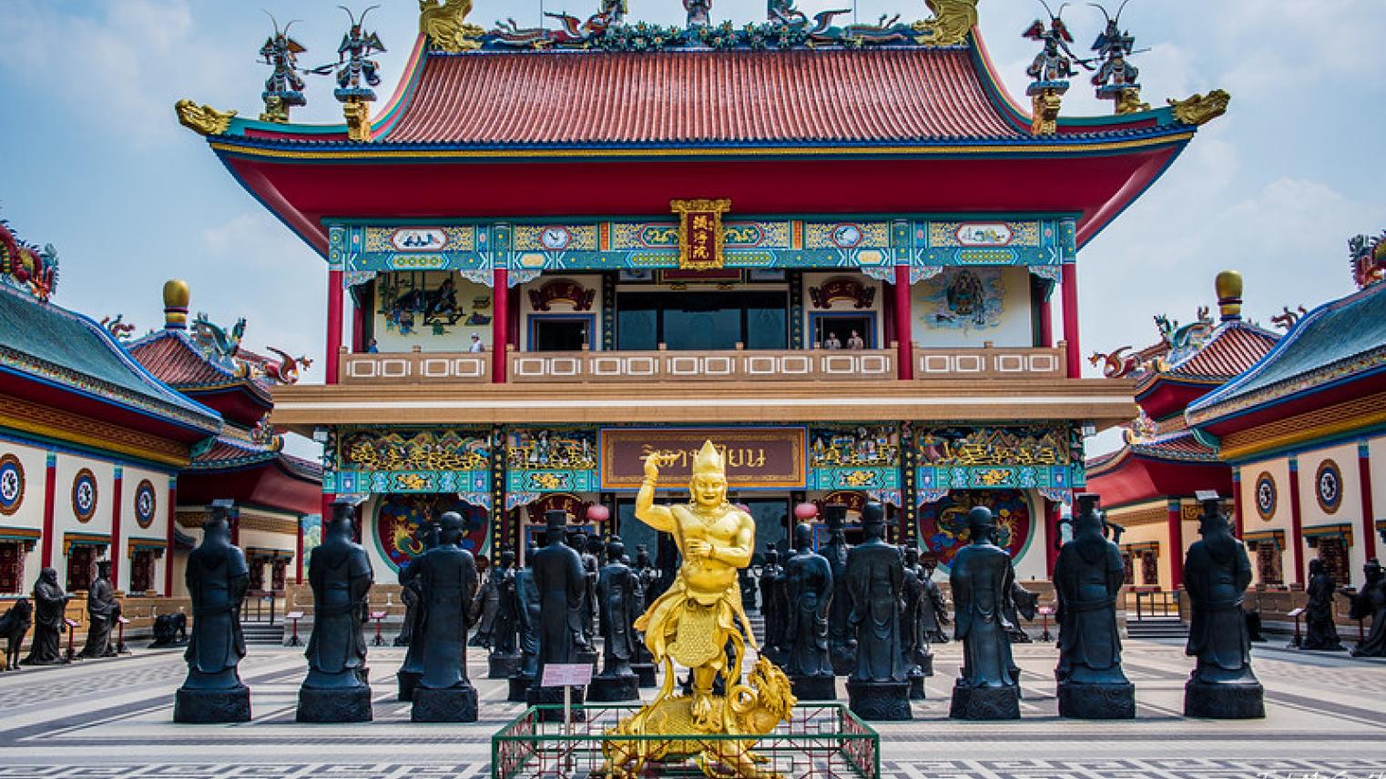 A view from Viharn Sien Anek Kuson Sala second floor. Bronze statues occupy an open-air courtyard, giving a sense of grandeour and magnificence. In the centre stand statues representing Chinese folklore.